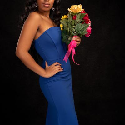 Daniela con ramo de flores