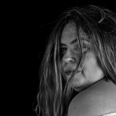 Retrato femenino en blanco y negro.