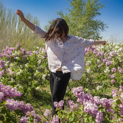 Bailando entre las flores