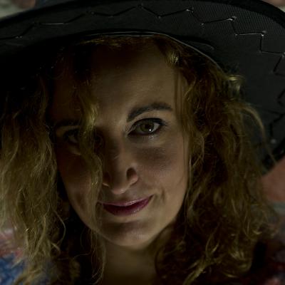  Bajo la sombra de un sombrero